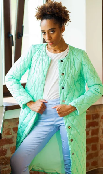 Портрет Африканской Модели Женщины Зеленой Весенней Куртке Синих Брюках — стоковое фото