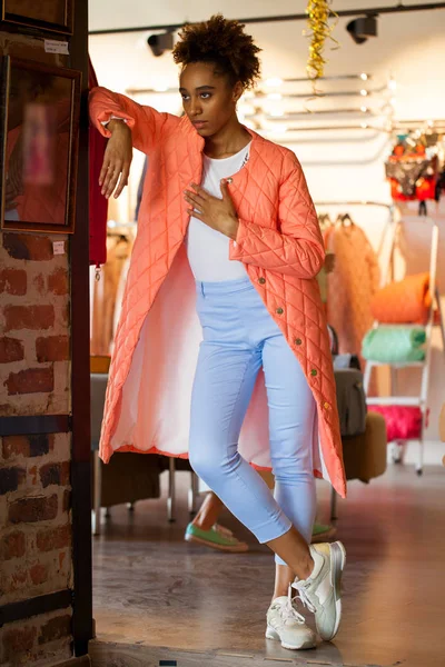 Портрет Африканской Модели Женщины Оранжевой Весенней Куртке Синих Брюках Фоне — стоковое фото