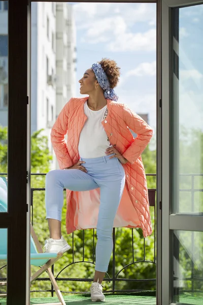 Portrait Une Femme Modèle Africain Veste Printemps Rose Pantalon Bleu — Photo