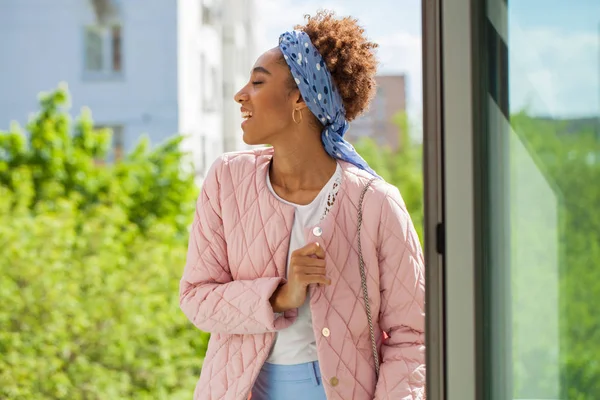 Portrait Une Femme Modèle Africain Veste Printemps Rose Pantalon Bleu — Photo