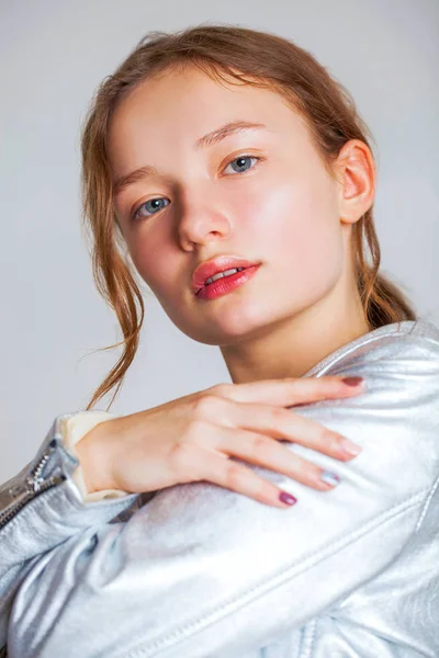 化粧をせず若い十代女の子のクローズ アップの肖像画 — ストック写真