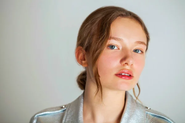 Retrato Una Joven Adolescente Primer Plano Sin Maquillaje —  Fotos de Stock