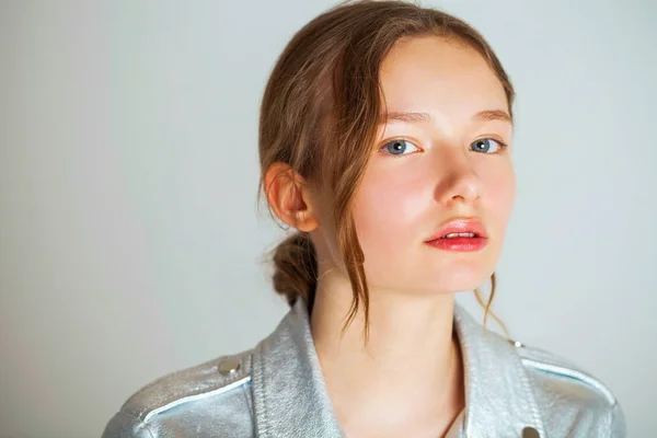 Retrato Una Joven Adolescente Primer Plano Sin Maquillaje — Foto de Stock