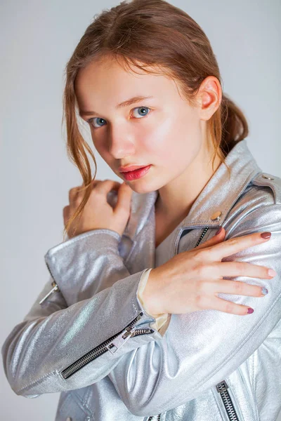 Retrato Uma Jovem Adolescente Close Sem Maquiagem — Fotografia de Stock