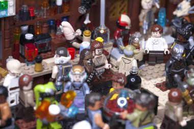 Rus, Samara - 24 Ocak 2019. LEGO Star Wars. Minifigures Bar Cantina Eisley'in Tatooine üzerinde