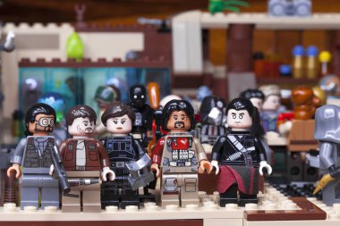 Rus, Samara - 24 Ocak 2019. LEGO Star Wars. Minifigures Bar Cantina Eisley'in Tatooine üzerinde