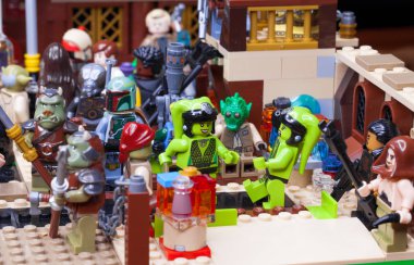 Rus, Samara - 24 Ocak 2019. LEGO Star Wars. Minifigures Bar Cantina Eisley'in Tatooine üzerinde