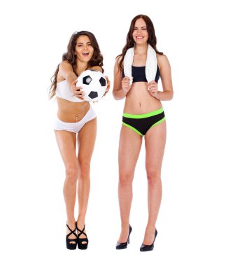 İki Fitness kadınlar. Beyaz arka plan üzerinde izole spor giyim, genç güzel kız