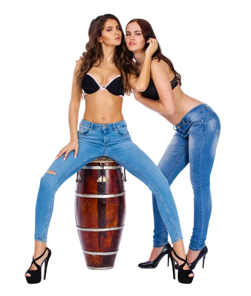 Retrato Completo Duas Belas Morenas Jovens Jeans Azul Bustilter Preto — Fotografia de Stock