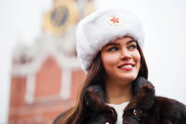 俄罗斯美人一个年轻漂亮的女孩在一个白色的帽子 在莫斯科红场的肖像 — 图库照片