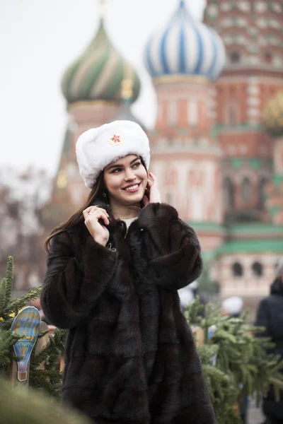Ρωσική Ομορφιά Πορτρέτο Του Όμορφη Κοπέλα Ένα Λευκό Καπέλο Ένα — Φωτογραφία Αρχείου