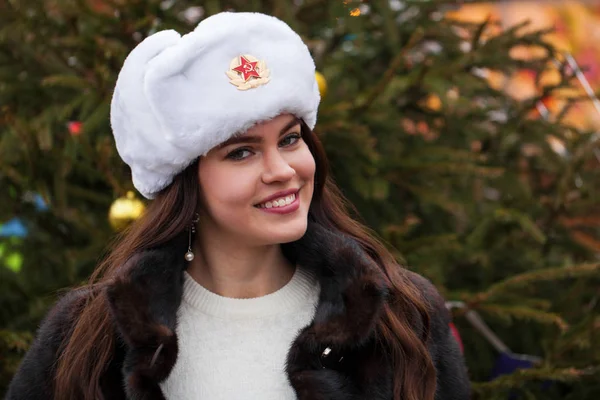 Belleza Rusa Retrato Una Joven Hermosa Sombrero Blanco Con Sombrero — Foto de Stock