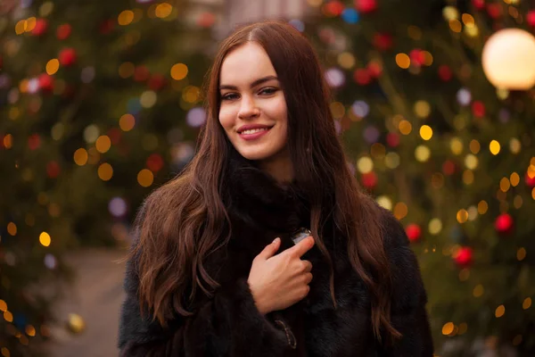 Retrato Una Joven Morena Hermosa Abrigo Piel Visón Posando Invierno —  Fotos de Stock