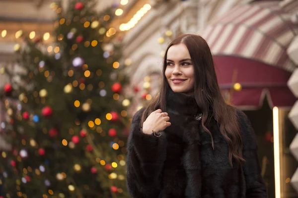 Vizon Genç Bir Güzel Esmer Kadın Portresi Kürk Ceket Kış — Stok fotoğraf