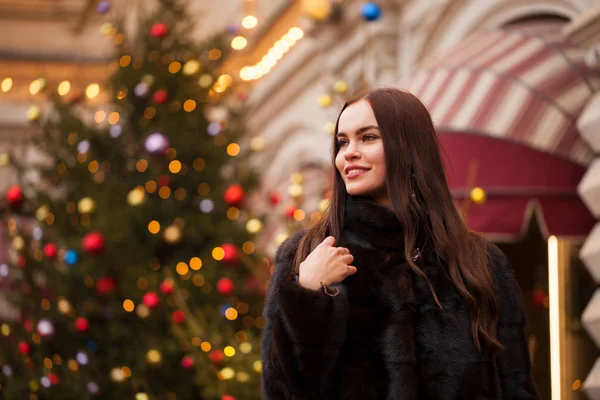 Portrét Mladé Krásné Brunetka Žena Kožich Kožich Pózuje Zimě Rudé — Stock fotografie