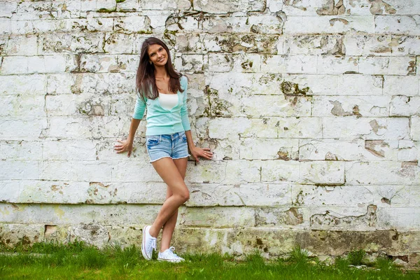 Ung Smuk Brunette Kvinde Korte Blå Jeans Shorts Udgør Mod - Stock-foto