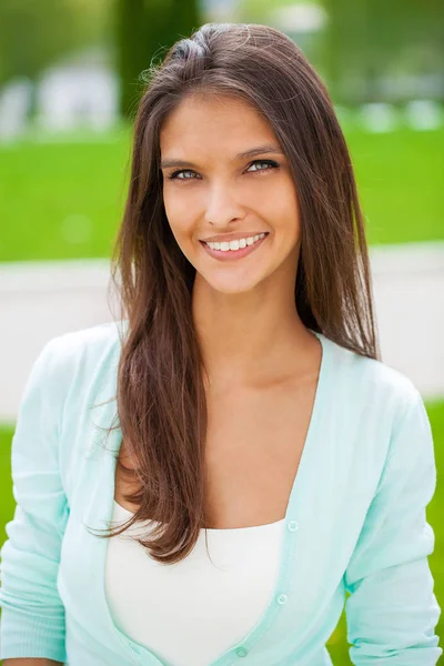 Close Retrato Bela Jovem Mulher Morena Feliz Com Pele Fresca — Fotografia de Stock