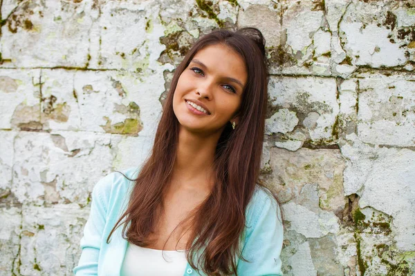 Closeup Retrato Uma Jovem Morena Feliz Sorrindo Rua Verão Livre — Fotografia de Stock