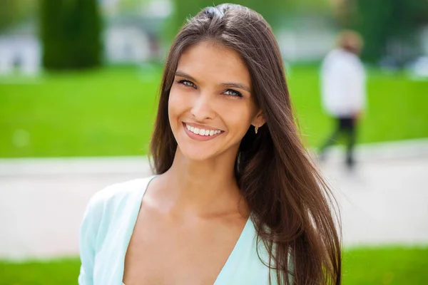 Close Retrato Bela Jovem Mulher Morena Feliz Com Pele Fresca — Fotografia de Stock