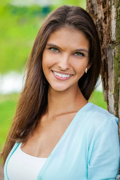 Portrait Belle Jeune Femme Brune Heureuse Jeans Bleu Rue Été — Photo