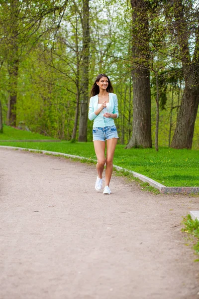 Corpo Inteiro Jovem Bela Mulher Morena Jeans Azul Curta Caminhada — Fotografia de Stock