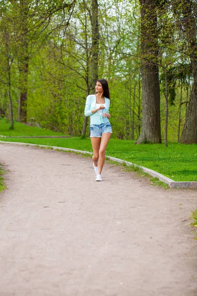 Corpo Inteiro Jovem Bela Mulher Morena Jeans Azul Curta Caminhada — Fotografia de Stock