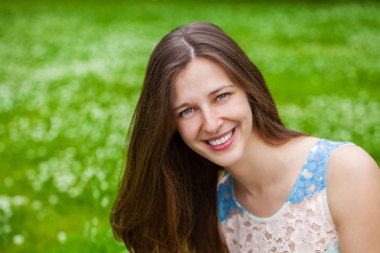 Taze ve temiz tenli, güzel, genç, mutlu esmer bir kadının açık hava yaz portresi.