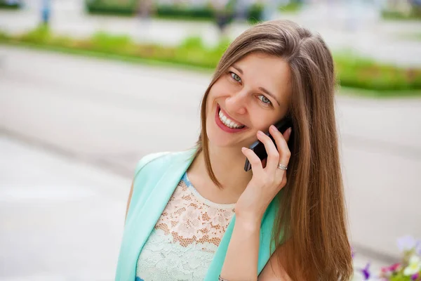 Mooie Jonge Brunette Vrouw Bellen Telefoon Zomer Straat Buitenshuis — Stockfoto