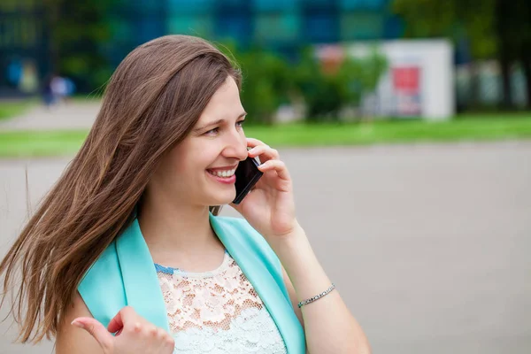 Vacker Ung Brunett Kvinna Ringer Telefon Sommar Street Utomhus — Stockfoto