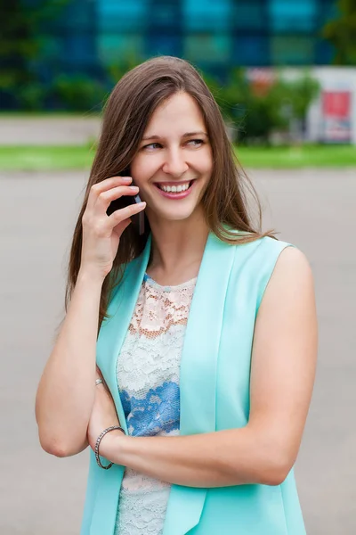 Krásná Mladá Brunetka Žena Volá Telefonicky Letní Street Venku — Stock fotografie