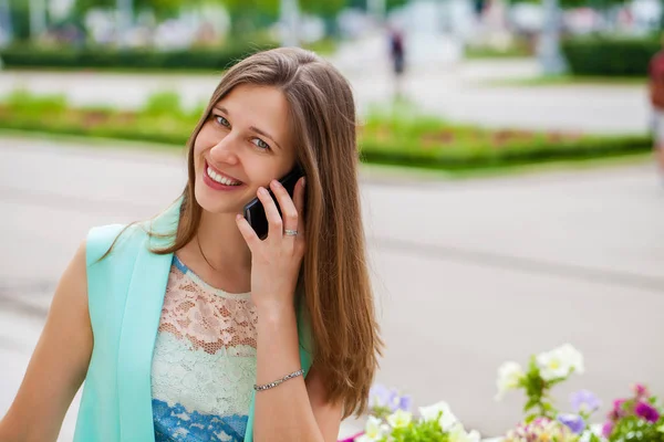 Piękna Młoda Kobieta Brunetki Rozmowa Przez Telefon Ulicy Lato Zewnątrz — Zdjęcie stockowe