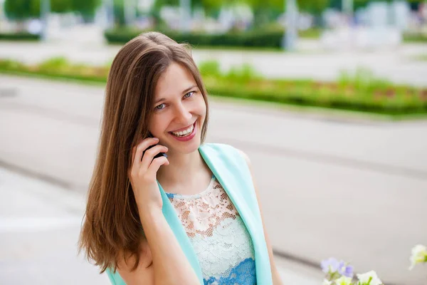 Güzel Genç Esmer Kadın Telefon Yaz Sokak Açık Havada Ederken — Stok fotoğraf