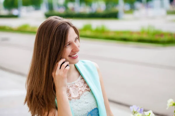 Wanita Cantik Berambut Cokelat Menelepon Lewat Telepon Jalan Musim Panas — Stok Foto