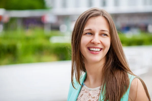 Close Portret Van Mooie Jonge Gelukkig Brunette Vrouw Met Frisse — Stockfoto