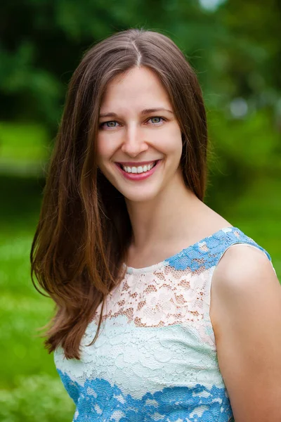 Close Retrato Bela Jovem Mulher Morena Feliz Com Pele Fresca — Fotografia de Stock