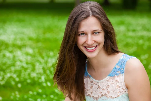 Primer Plano Retrato Hermosa Joven Morena Feliz Mujer Con Piel — Foto de Stock