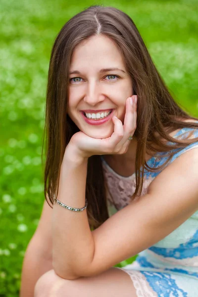 Primer Plano Retrato Hermosa Joven Morena Feliz Mujer Con Piel — Foto de Stock