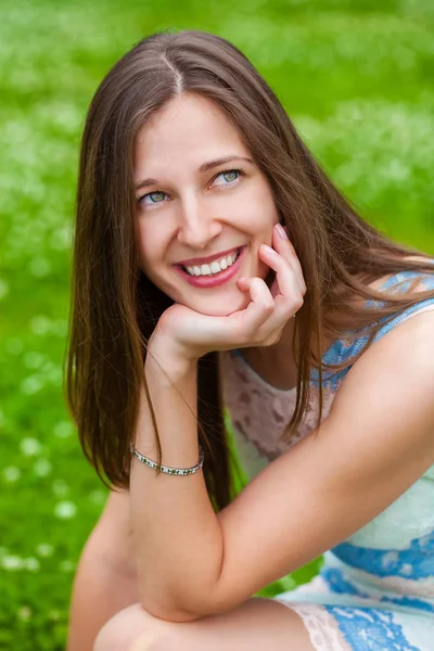 Крупный План Портрет Красивой Молодой Счастливой Брюнетки Женщина Свежей Чистой — стоковое фото