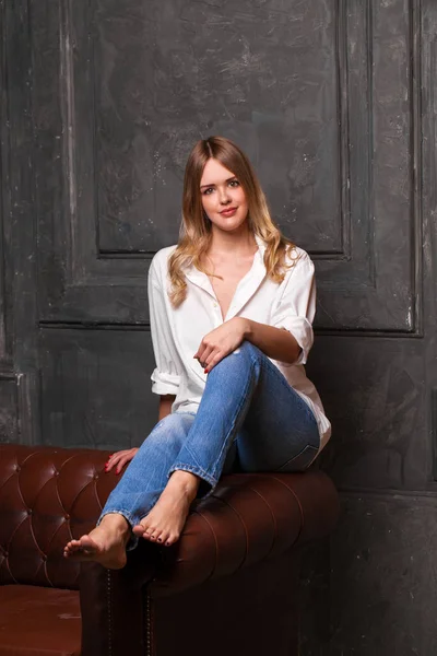 Modeshooting Einer Jungen Sexy Frau Blauen Jeans Und Weißem Hemd — Stockfoto