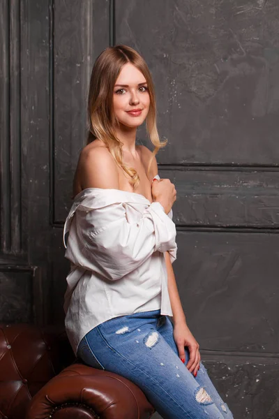 Mode Skjuta Ung Sexig Kvinna Blå Jeans Och Vit Skjorta — Stockfoto
