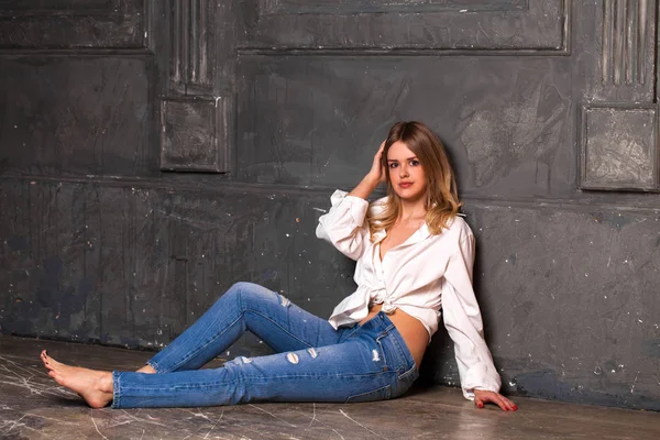 Mode Shoot Van Jonge Sexy Vrouw Spijkerbroek Een Wit Overhemd — Stockfoto