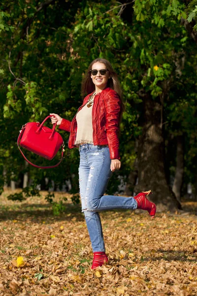 Mujer Hermosa Joven Chaqueta Roja Moda Vaqueros Azules Parque Otoño —  Fotos de Stock