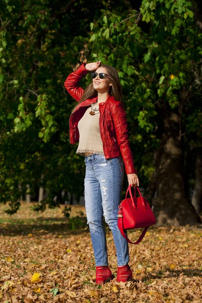 Jovem Mulher Bonita Moda Jaqueta Vermelha Jeans Azul Parque Outono — Fotografia de Stock