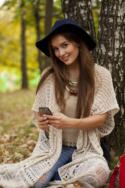 秋の公園で電話で呼び出して幸せな美しい女 — ストック写真