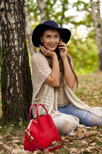 Felice Bella Donna Chiamando Telefono Nel Parco Autunnale — Foto Stock