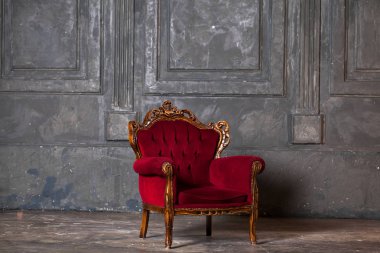 Karanlık bir stüdyo iç stüdyo - kırmızı eski vintage koltukta