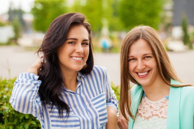 Açık havada yaz sokak, iki mutlu genç kadınlarda kapatmak