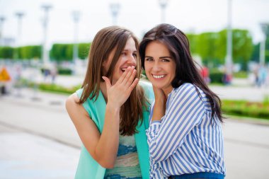 Birbirinizle konuşmak iki genç kadın. kız arkadaşlar sohbet.