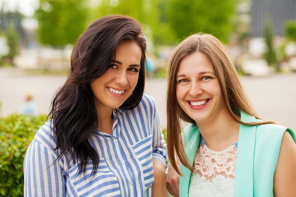 Gros Plan Deux Jeunes Femmes Heureuses Dans Rue Été Plein — Photo