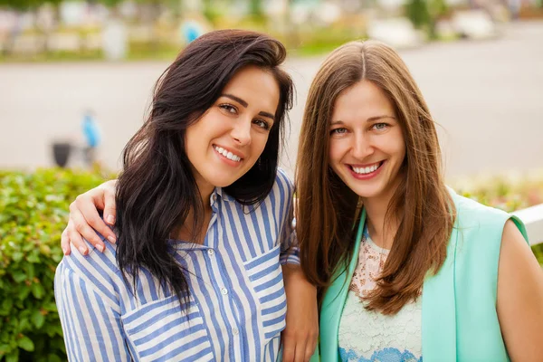 Gros Plan Deux Jeunes Femmes Heureuses Dans Rue Été Plein — Photo